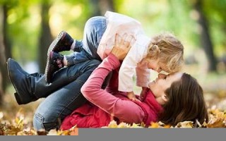 梦见抱孩子(梦见抱孩子过好多的水)