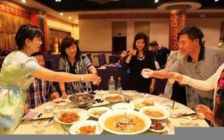 梦见吃饭(梦见吃饭财运好不好)