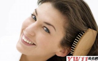 梦见梳头发(梦见梳头发掉了好多头发是什么意思)